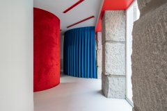 紅藍碰撞！看看這家個性十足的口腔醫院